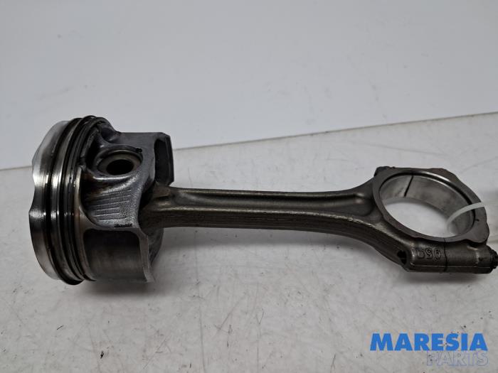 Gebruikte Drijfstang Peugeot 308 SW (L4/L9/LC/LJ/LR) 1.2 12V e-THP PureTech 110 Prijs € 49,99 Margeregeling aangeboden door Maresia Parts