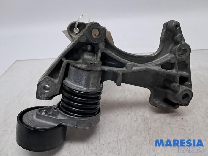Gebruikte Dynamosteun boven Renault Captur I (2R) 1.2 TCE 16V EDC Prijs € 24,99 Margeregeling aangeboden door Maresia Parts