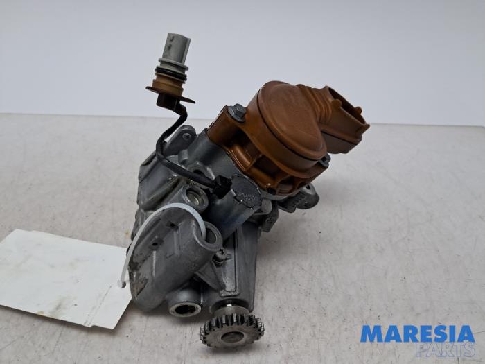 Gebruikte Oliepomp Renault Captur I (2R) 1.2 TCE 16V EDC Prijs € 40,00 Margeregeling aangeboden door Maresia Parts