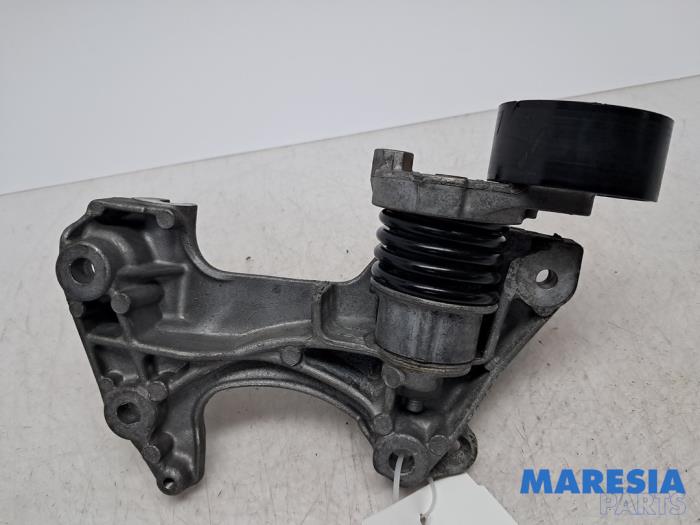 Gebruikte Dynamosteun boven Renault Captur I (2R) 1.2 TCE 16V EDC Prijs € 24,99 Margeregeling aangeboden door Maresia Parts