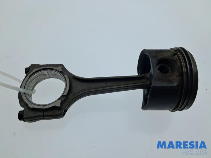 Gebruikte Drijfstang Fiat 500 (312) 1.2 Prijs € 39,99 Margeregeling aangeboden door Maresia Parts