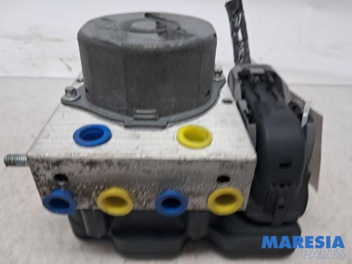 Gebruikte ABS Pomp Renault Clio IV Estate/Grandtour (7R) 0.9 Energy TCE 90 12V Prijs € 131,25 Margeregeling aangeboden door Maresia Parts