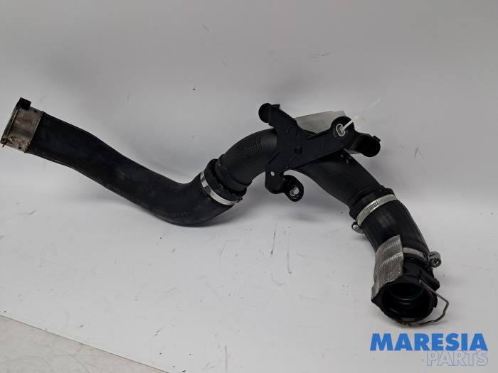 Gebruikte Intercooler Slang Renault Clio IV Estate/Grandtour (7R) 0.9 Energy TCE 12V Prijs € 40,00 Margeregeling aangeboden door Maresia Parts