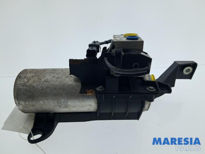 Gebruikte Airco Condensor Renault Zoé (AG) 46kW Prijs € 75,00 Margeregeling aangeboden door Maresia Parts