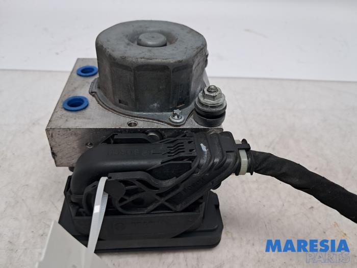 Gebruikte ABS Pomp Renault Zoé (AG) 46kW Prijs € 99,99 Margeregeling aangeboden door Maresia Parts
