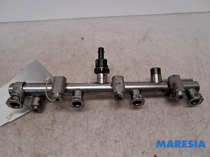 Gebruikte Injector brug Renault Megane IV Estate (RFBK) 1.3 TCE 140 16V Prijs € 50,00 Margeregeling aangeboden door Maresia Parts