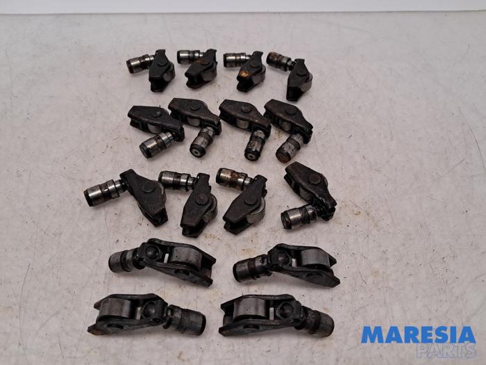Gebruikte Tuimelaar Renault Megane IV Estate (RFBK) 1.3 TCE 140 16V Prijs € 39,95 Margeregeling aangeboden door Maresia Parts