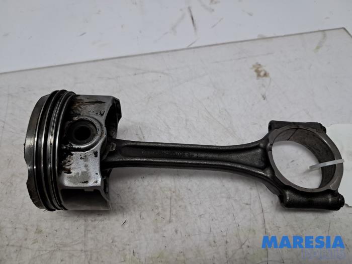 Gebruikte Drijfstang Peugeot 208 I (CA/CC/CK/CL) 1.2 Vti 12V PureTech 82 Prijs € 79,95 Margeregeling aangeboden door Maresia Parts