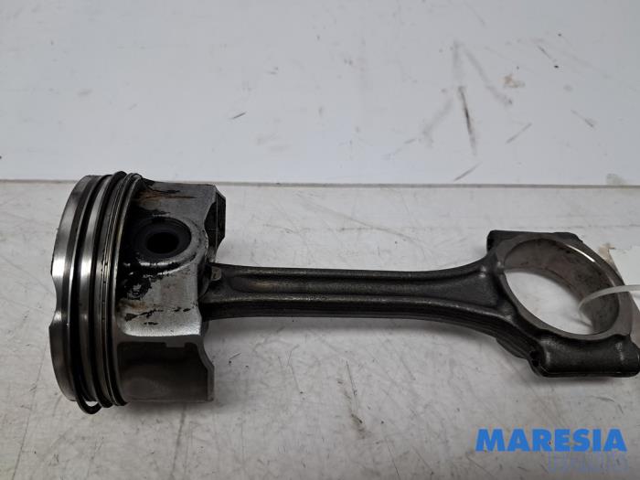 Gebruikte Drijfstang Peugeot 208 I (CA/CC/CK/CL) 1.2 Vti 12V PureTech 82 Prijs € 79,95 Margeregeling aangeboden door Maresia Parts