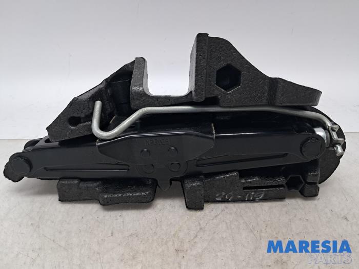 Gebruikte Krik Renault Megane III Grandtour (KZ) 1.2 16V TCE 115 Prijs € 65,00 Margeregeling aangeboden door Maresia Parts