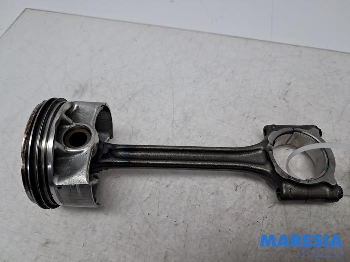 Gebruikte Drijfstang Peugeot 208 I (CA/CC/CK/CL) 1.0 Vti 12V PureTech Prijs € 79,99 Margeregeling aangeboden door Maresia Parts