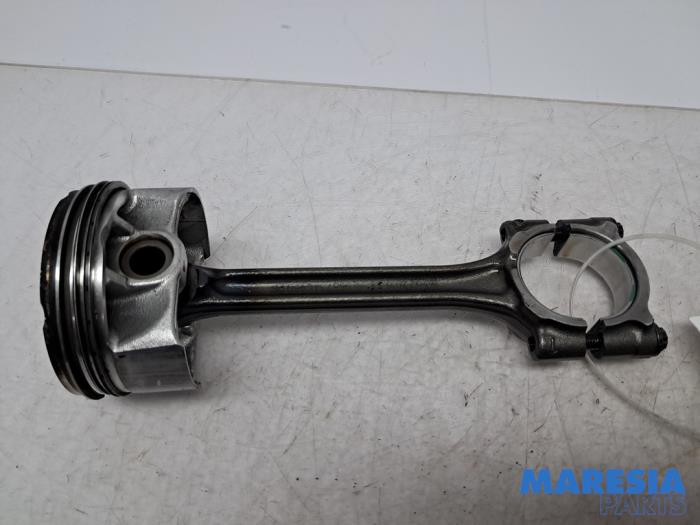 Gebruikte Drijfstang Peugeot 208 I (CA/CC/CK/CL) 1.0 Vti 12V PureTech Prijs € 79,99 Margeregeling aangeboden door Maresia Parts
