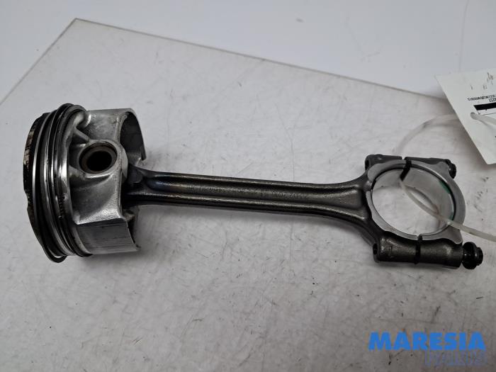 Gebruikte Drijfstang Peugeot 208 I (CA/CC/CK/CL) 1.0 Vti 12V PureTech Prijs € 79,99 Margeregeling aangeboden door Maresia Parts