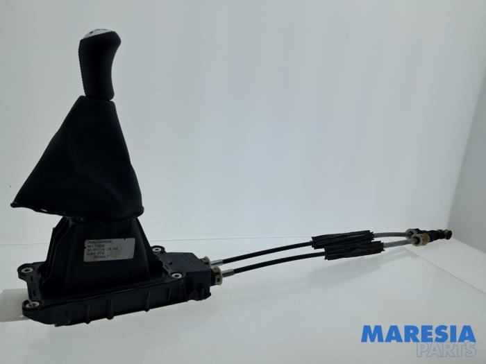 Gebruikte Versnellingspook Renault Captur I (2R) 0.9 Energy TCE 12V Prijs € 49,99 Margeregeling aangeboden door Maresia Parts