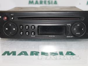 Gebruikte Radio CD Speler Renault Trafic New (JL) 1.9 dCi 100 16V Prijs € 85,00 Margeregeling aangeboden door Maresia Parts