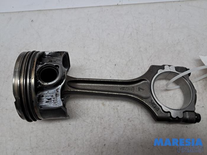 Gebruikte Drijfstang Alfa Romeo Giulia (952) 2.0 T 16V Veloce Q4 Prijs € 105,00 Margeregeling aangeboden door Maresia Parts