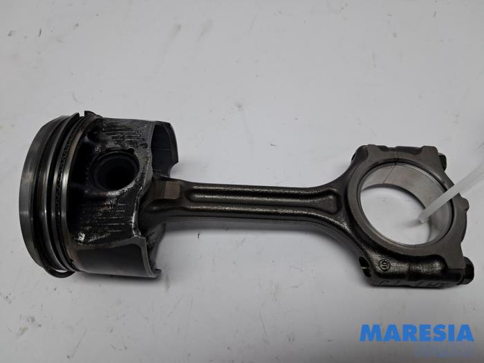 Gebruikte Drijfstang Renault Clio V (RJAB) 1.0 TCe 100 12V Prijs € 75,00 Margeregeling aangeboden door Maresia Parts