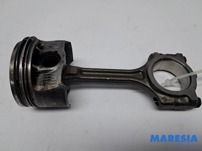 Gebruikte Drijfstang Renault Clio V (RJAB) 1.0 TCe 100 12V Prijs € 75,00 Margeregeling aangeboden door Maresia Parts