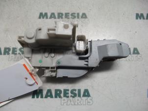 Gebruikte Deurslot Mechaniek 4Deurs links-voor Fiat Bravo (198A) 1.4 16V Prijs € 35,00 Margeregeling aangeboden door Maresia Parts
