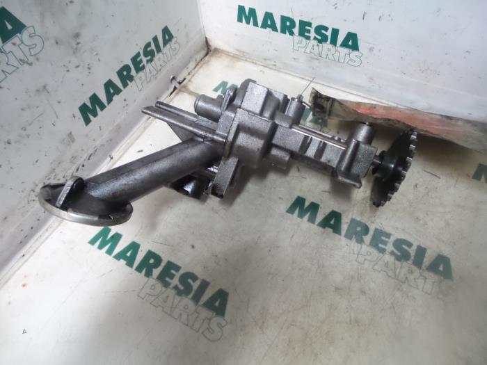 Gebruikte Oliepomp Renault Megane II (BM/CM) 1.9 dCi 120 Prijs € 65,00 Margeregeling aangeboden door Maresia Parts