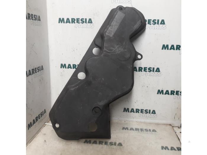 Gebruikte Distributiedeksel Renault Vel Satis (BJ) 3.0 dCi V6 24V Prijs € 20,00 Margeregeling aangeboden door Maresia Parts