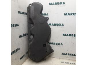 Gebruikte Distributiedeksel Renault Espace (JK) 3.0 dCi V6 24V Grand Espace Prijs € 20,00 Margeregeling aangeboden door Maresia Parts