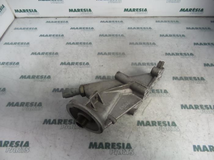 Gebruikte Oliefilterhouder Peugeot 307 CC (3B) 2.0 16V Prijs € 40,00 Margeregeling aangeboden door Maresia Parts