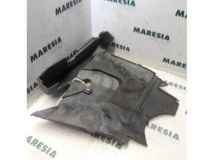 Gebruikte Distributiedeksel Renault Safrane II 2.0 16V RTE,RXE Prijs € 20,00 Margeregeling aangeboden door Maresia Parts