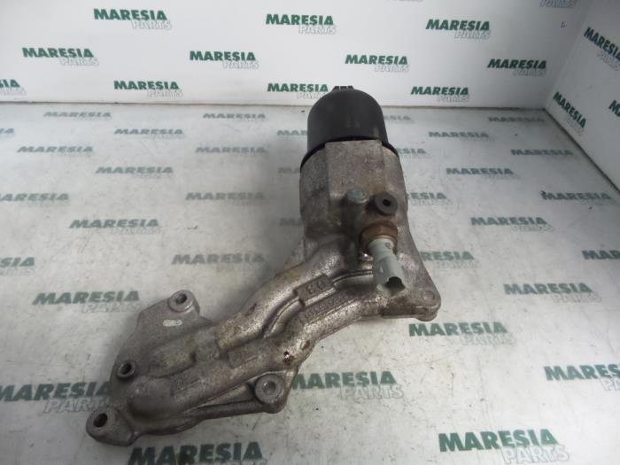 Gebruikte Oliefilterhouder Citroen C3 Pluriel (HB) 1.6 16V Prijs € 35,00 Margeregeling aangeboden door Maresia Parts