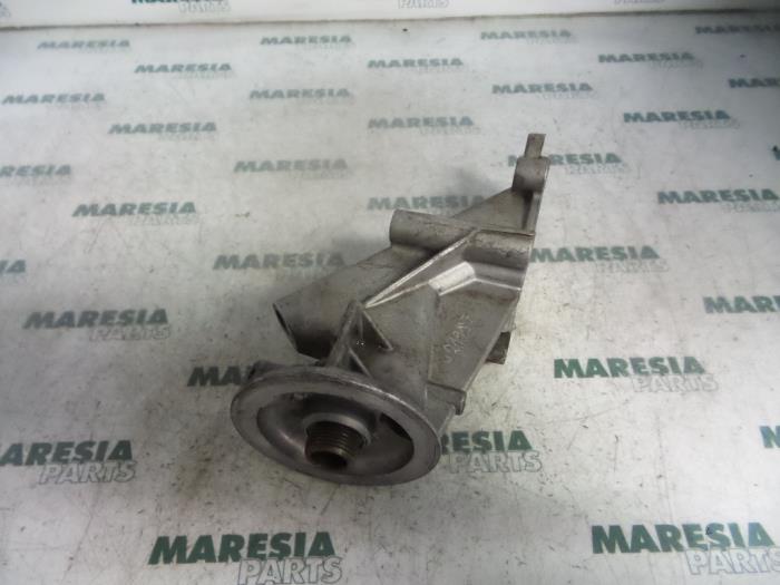 Gebruikte Oliefilterhouder Citroen Xsara Picasso (CH) 1.8 16V Prijs € 40,00 Margeregeling aangeboden door Maresia Parts