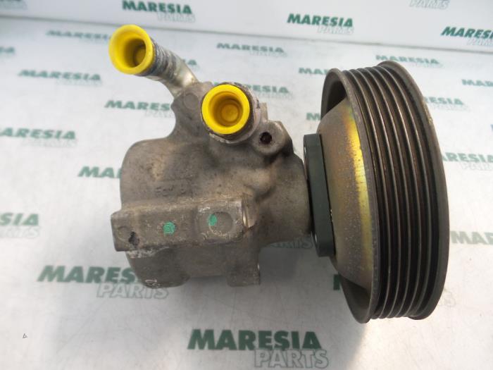 Gebruikte Servopomp Alfa Romeo 147 (937) 1.6 HP Twin Spark 16V Prijs € 75,00 Margeregeling aangeboden door Maresia Parts