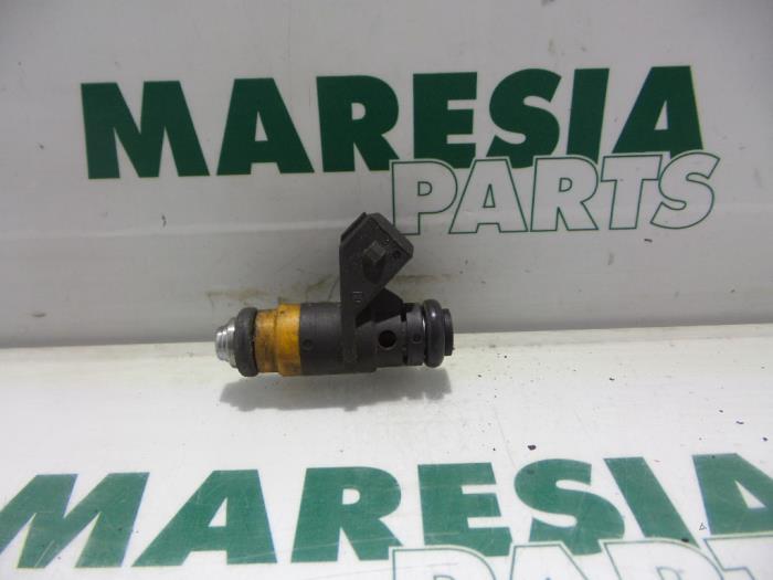 Gebruikte Injector (benzine injectie) Renault Scénic I (JA) 1.6 16V Prijs € 20,00 Margeregeling aangeboden door Maresia Parts