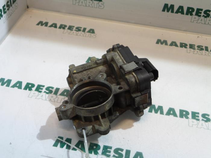 Gebruikte Gasklephuis Fiat Croma (194) 1.9 D Multijet 16V Prijs € 69,00 Margeregeling aangeboden door Maresia Parts
