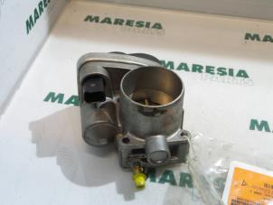 Gebruikte Gasklephuis Renault Modus/Grand Modus (JP) 1.6 16V Prijs € 30,00 Margeregeling aangeboden door Maresia Parts