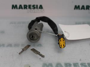 Gebruikte Sleutel + Contactslot Renault Twingo (C06) 1.2 16V Prijs € 35,00 Margeregeling aangeboden door Maresia Parts