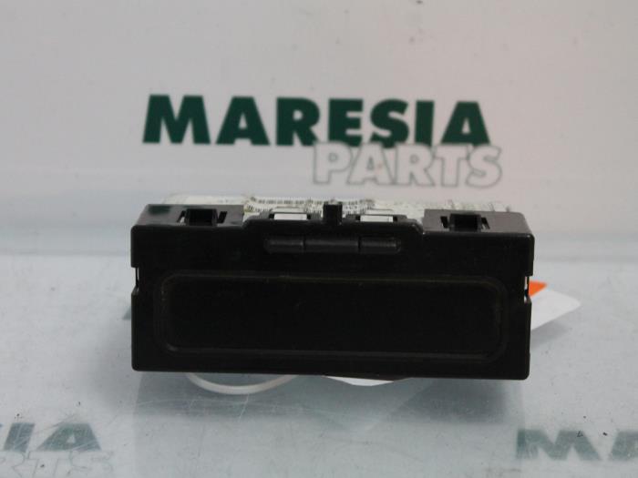 Gebruikte Display Interieur Renault Megane II Grandtour (KM) 2.0 16V Prijs € 20,00 Margeregeling aangeboden door Maresia Parts