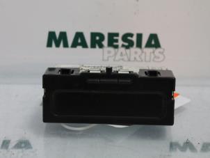 Gebruikte Display Interieur Renault Megane II Grandtour (KM) 2.0 16V Prijs € 20,00 Margeregeling aangeboden door Maresia Parts