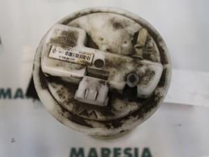 Gebruikte Tank element Pomp Renault Clio III (BR/CR) 1.6 16V Prijs € 20,00 Margeregeling aangeboden door Maresia Parts