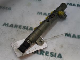 Gebruikte Injector brug Alfa Romeo 147 (937) 1.9 JTD 16V Prijs € 105,00 Margeregeling aangeboden door Maresia Parts