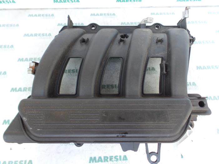 Gebruikte Inlaatspruitstuk Renault Laguna II (BG) 1.6 16V Prijs € 40,00 Margeregeling aangeboden door Maresia Parts