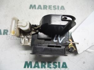 Gebruikte Deurslot Mechaniek 4Deurs links-voor Fiat Multipla (186) 1.9 JTD 105 SX,ELX Prijs € 25,00 Margeregeling aangeboden door Maresia Parts