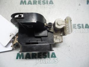 Gebruikte Deurslot Mechaniek 4Deurs rechts-voor Fiat Multipla (186) 1.9 JTD 105 SX,ELX Prijs € 25,00 Margeregeling aangeboden door Maresia Parts