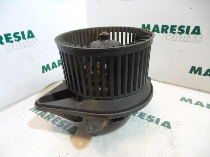 Kachel Ventilatiemotor van een Renault Trafic New (FL) 2.0 dCi 16V 90 2008