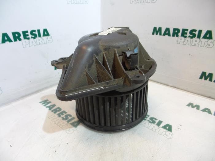 Kachel Ventilatiemotor van een Renault Trafic New (FL) 2.0 dCi 16V 90 2008