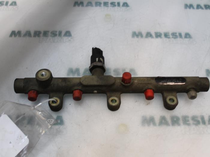 Gebruikte Verstuiver brug Peugeot 206 SW (2E/K) 2.0 HDi Prijs € 50,00 Margeregeling aangeboden door Maresia Parts