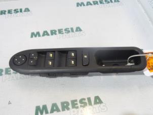 Gebruikte Combischakelaar ramen Peugeot 407 (6D) 2.0 HDiF 16V Prijs € 35,00 Margeregeling aangeboden door Maresia Parts