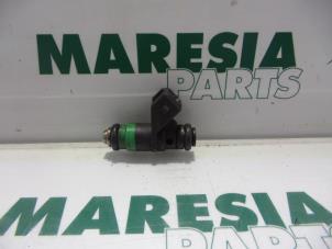 Gebruikte Injector (benzine injectie) Renault Grand Scénic II (JM) 2.0 16V Prijs € 20,00 Margeregeling aangeboden door Maresia Parts