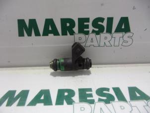 Gebruikte Injector (benzine injectie) Renault Grand Scénic II (JM) 2.0 16V Prijs € 20,00 Margeregeling aangeboden door Maresia Parts
