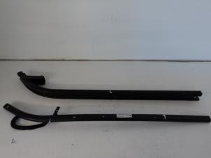 Gebruikte Schuifdeur links Peugeot 1007 (KM) 1.4 HDI Prijs € 50,00 Margeregeling aangeboden door Maresia Parts