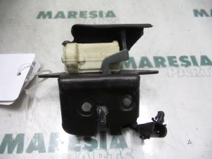Gebruikte Achterklep Slotmechaniek Fiat Stilo (192A/B) 1.8 16V Prijs € 25,00 Margeregeling aangeboden door Maresia Parts